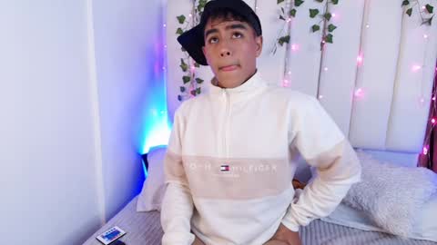 Snapshot of king_azahell chatting on January 4, 2025, 2:56 am king help me reach 100 likes online show from January 4, 2025, 2:56 am