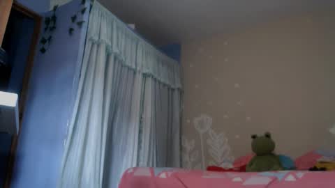 kinky_eli_ online show from April 17, 2026, 2:42 pm