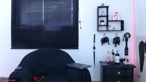 Snapshot of kinkyallisonsub chatting on December 11, 2024, 5:37 pm Allison Diego online show from December 11, 2024, 5:37 pm