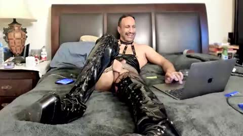 Snapshot of kinkyguy323232 chatting on May 1, 2026, 1:54 am Kinkyguy323232 online show from May 1, 2026, 1:54 am