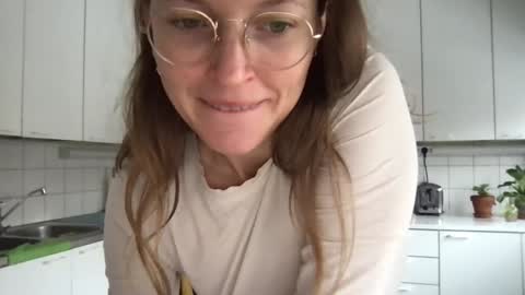 Snapshot of kinkyorange_ chatting on December 18, 2024, 11:24 am Mary the Soulmate online show from December 18, 2024, 11:24 am