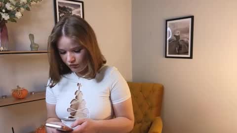 Snapshot of kioron_moore chatting on December 17, 2025, 9:59 am Fiona online show from December 17, 2025, 9:59 am