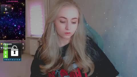 Snapshot of kira_love_sleep chatting on April 4, 2026, 3:31 pm you know thumb up me please its important online show from April 4, 2026, 3:31 pm