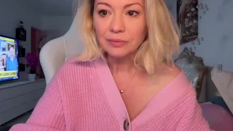 Snapshot of kiradivine chatting on December 6, 2024, 1:33 pm KiraDivine online show from December 6, 2024, 1:33 pm