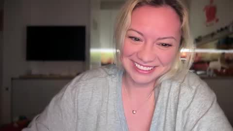 Snapshot of kiradivine chatting on February 22, 2025, 7:25 pm KiraDivine online show from February 22, 2025, 7:25 pm