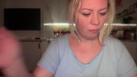 Snapshot of kiradivine chatting on February 28, 2025, 7:56 pm KiraDivine online show from February 28, 2025, 7:56 pm