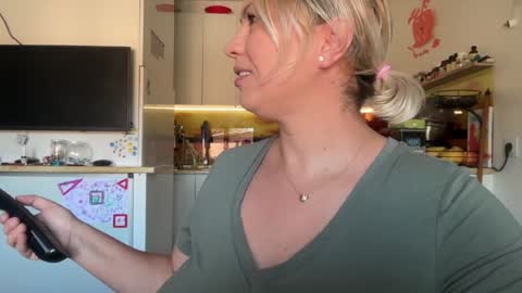 Snapshot of kiradivine chatting on September 20, 2025, 9:43 am KiraDivine online show from September 20, 2025, 9:43 am