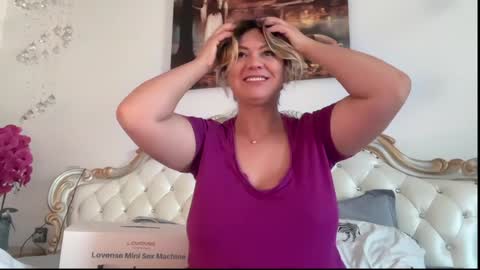 Snapshot of kiradivine chatting on October 22, 2025, 12:16 pm KiraDivine online show from October 22, 2025, 12:16 pm