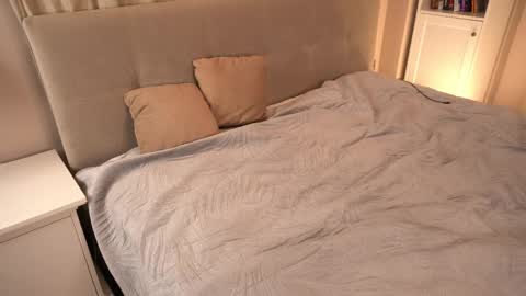 kiri_pvt online show from November 12, 2025, 10:52 pm