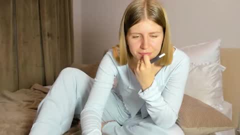 Kira online show from November 22, 2025, 6:07 pm