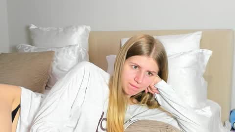 Kira online show from March 25, 2026, 6:03 pm