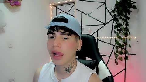 kiss_whitee online show from May 20, 2026, 4:40 am