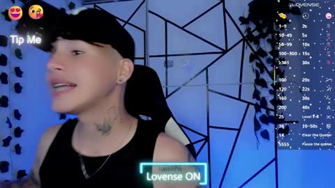 kiss_whitee online show from May 27, 2026, 6:32 am