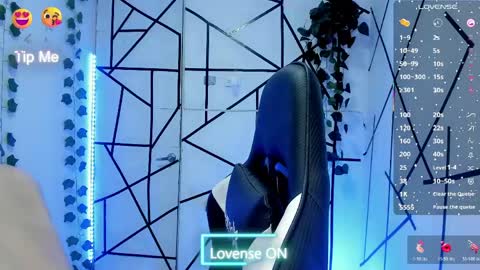 kiss_whitee online show from June 1, 2026, 12:34 am