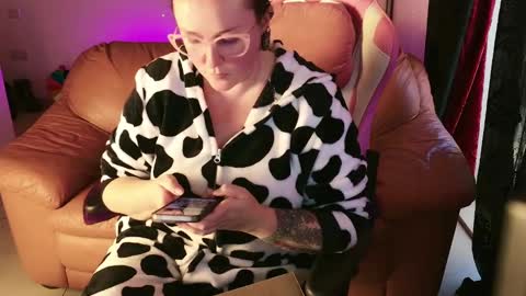 kissica online show from January 17, 2025, 3:43 pm