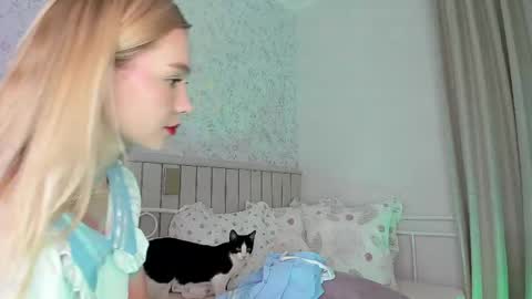 Snapshot of kitty__sophie chatting on April 21, 2026, 6:23 pm sophie online show from April 21, 2026, 6:23 pm