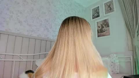 Snapshot of kitty__sophie chatting on May 18, 2026, 4:35 pm sophie online show from May 18, 2026, 4:35 pm