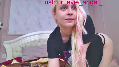 Snapshot of kitty_dora chatting on May 10, 2026, 2:44 pm Evelyn online show from May 10, 2026, 2:44 pm