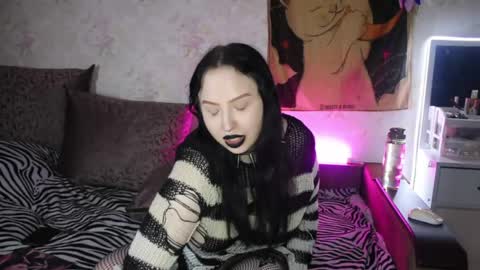 Snapshot of kitty_goth chatting on June 1, 2026, 9:16 pm Hey Im Ellie if you like me and like my show give me a thumbs up hehe online show from June 1, 2026, 9:16 pm