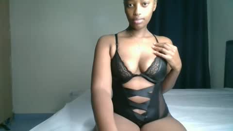 Snapshot of kittypettite chatting on April 21, 2026, 7:47 am Kittypettite online show from April 21, 2026, 7:47 am