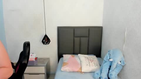  K I T T  Y  online show from February 12, 2025, 7:35 pm