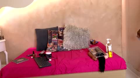 Snapshot of kloee_12 chatting on November 7, 2025, 7:36 pm K L O E online show from November 7, 2025, 7:36 pm