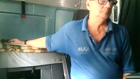 Snapshot of komputer123456789 chatting on September 27, 2025, 9:14 am Bogdan online show from September 27, 2025, 9:14 am