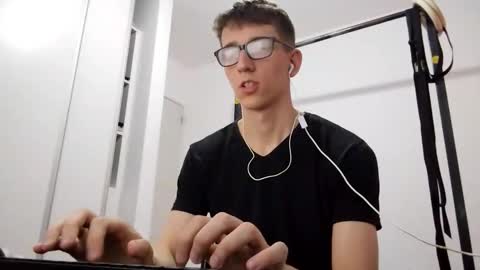 Facu online show from December 14, 2025, 3:39 pm