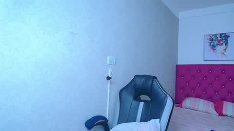 kriss_sweetboobs online show from July 10, 2026, 1:14 pm