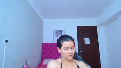 kriss_sweetboobs online show from July 21, 2026, 1:02 pm