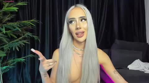 Snapshot of kristhedoll chatting on October 23, 2025, 10:52 pm Kris the doll online show from October 23, 2025, 10:52 pm