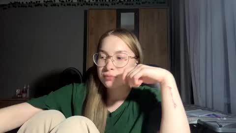 Mila online show from June 5, 2026, 6:24 pm