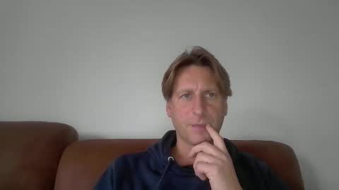 kristof8504 online show from November 26, 2025, 8:37 am