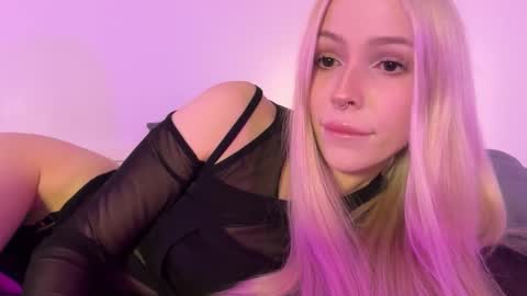 Snapshot of kristy_babe chatting on October 3, 2025, 10:07 pm Kristy and Alice online show from October 3, 2025, 10:07 pm