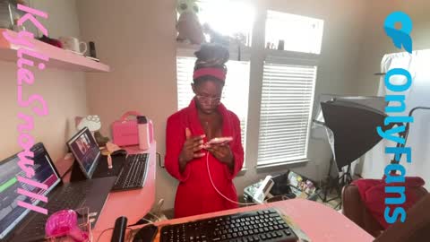 Snapshot of kyliesnowxxx chatting on April 29, 2026, 5:30 pm Kylie Snow online show from April 29, 2026, 5:30 pm