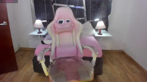  L A R A   online show from January 9, 2025, 12:35 am