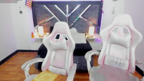  L A R A   online show from March 6, 2025, 11:53 pm