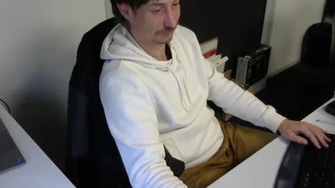 labelette007 online show from December 12, 2024, 3:05 pm