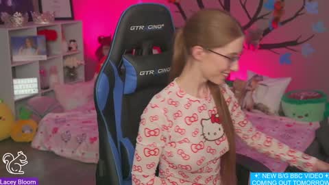 Snapshot of laceybloom chatting on February 6, 2025, 2:33 am Lacey Bloom online show from February 6, 2025, 2:33 am