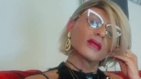Snapshot of ladyoxana chatting on May 19, 2026, 12:27 am Oxana online show from May 19, 2026, 12:27 am