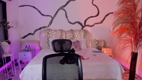 Lady  online show from September 29, 2025, 4:28 am