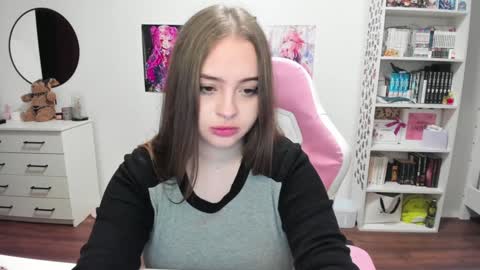 Snapshot of lain__ chatting on January 10, 2025, 1:21 am Kira online show from January 10, 2025, 1:21 am