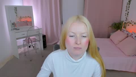 Snapshot of laly_peach chatting on May 28, 2026, 8:11 am Laly online show from May 28, 2026, 8:11 am