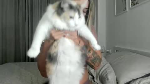 Lana online show from October 4, 2025, 8:18 pm