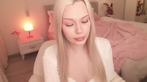 Lana online show from December 15, 2025, 4:06 am