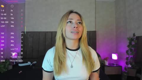 Snapshot of lanaamills chatting on December 1, 2025, 3:55 am Lana online show from December 1, 2025, 3:55 am