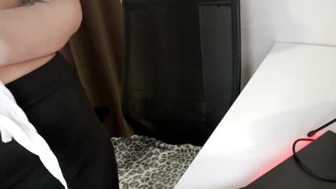 Snapshot of lanadreamx chatting on April 9, 2026, 5:29 pm LanaDreamX online show from April 9, 2026, 5:29 pm