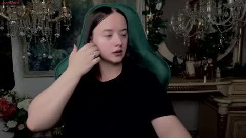 lara_benson_ online show from December 2, 2025, 11:15 am