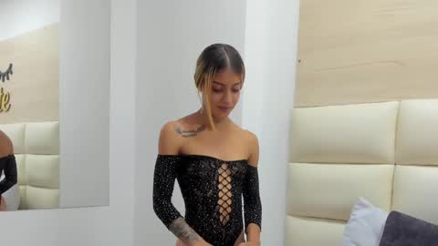 Snapshot of laramoon_ chatting on February 22, 2025, 7:58 pm LARA online show from February 22, 2025, 7:58 pm