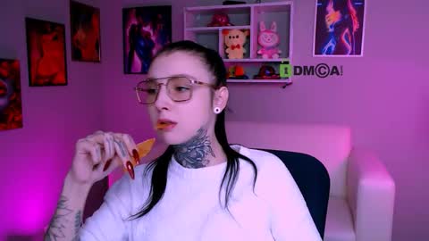 laratiz online show from November 15, 2025, 10:34 am